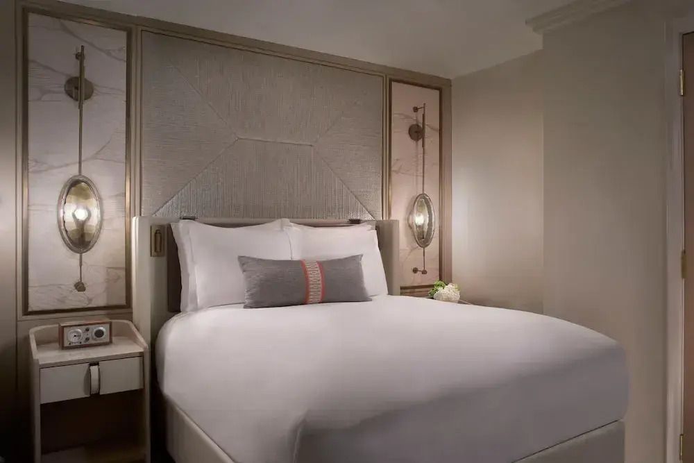Elegantes Doppelzimmer mit stilvollem Kopfteil und gemütlichem Doppelbett