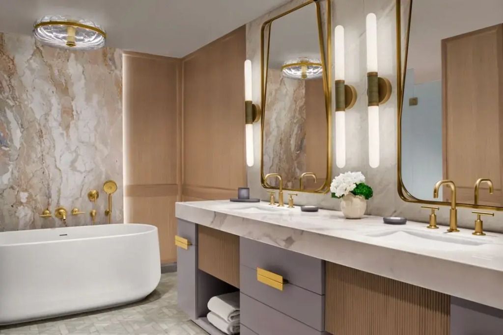 Luxuriöses Badezimmer mit freistehender Badewanne und doppeltem Waschtisch.