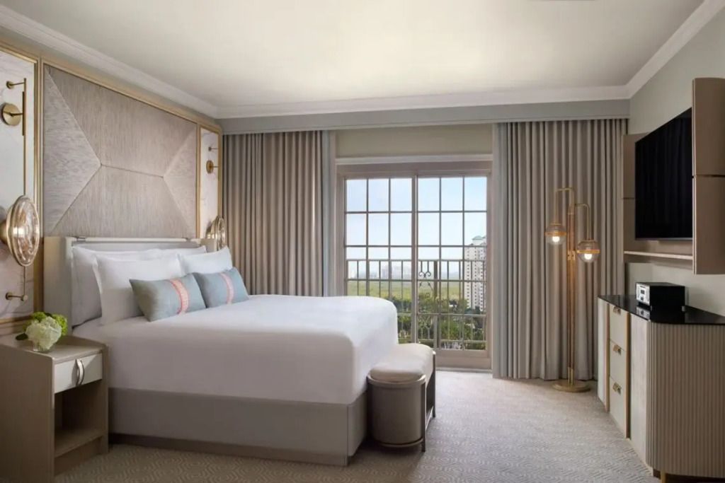 Elegantes Schlafzimmer mit großem Bett und Balkonblick in der Royal Suite