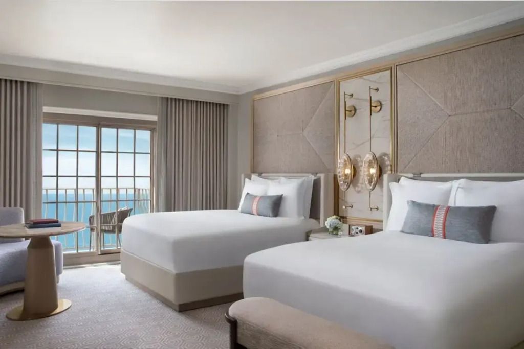Zwei luxuriöse Doppelbetten in einem eleganten Hotelzimmer der Royal Suite