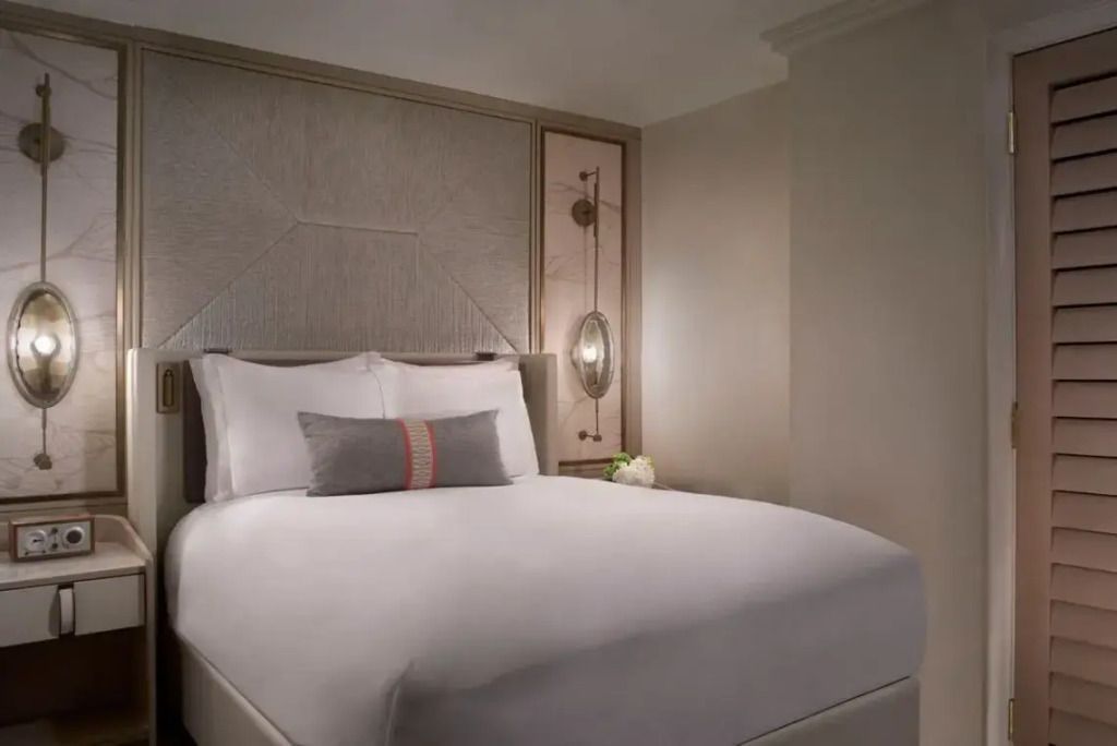 Komfortables Einzelbett in neutralen Farben in der Royal Suite des Hotels