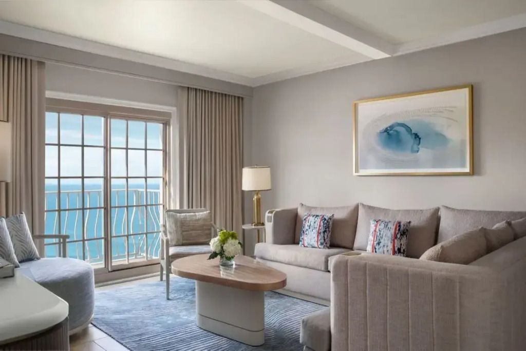 Helle und elegante Wohnzimmeratmosphäre mit modernem Design und Meerblick
