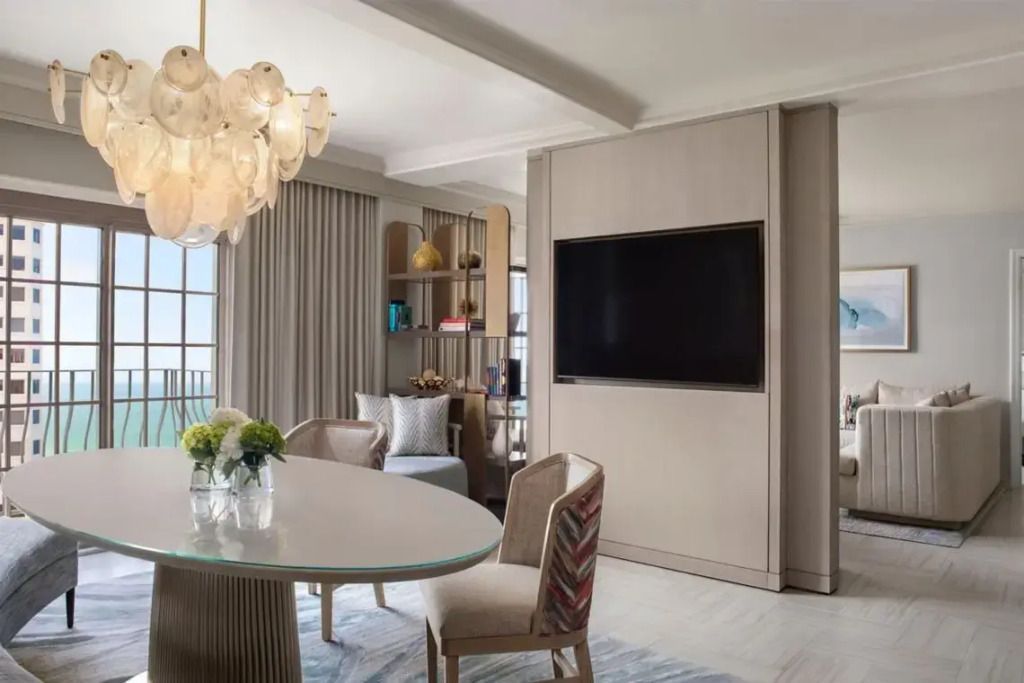 Modernes Esszimmer mit stilvollem Dekor und großem Fernseher in der Royal Suite