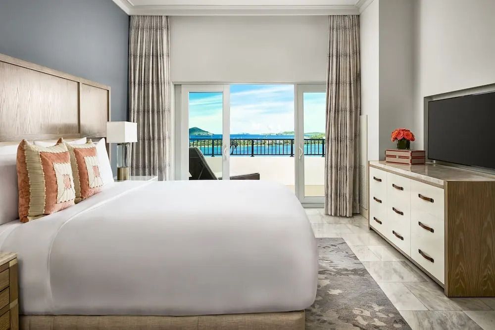 Luxuriöses Schlafzimmer mit Balkonblick auf das Meer