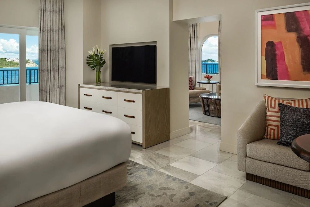 Schlafzimmer mit Übergang in den Wohnbereich und Meerblick