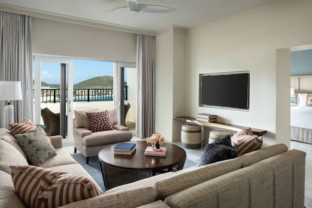 Moderne Executive Doppel Suite mit Balkon und Meerblick im The Ritz-Carlton St. Thomas.