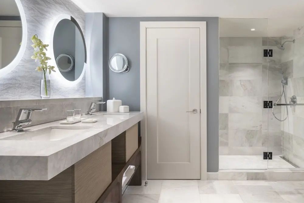 Helles und stilvolles Badezimmer mit Doppelwaschbecken und eleganten Armaturen.