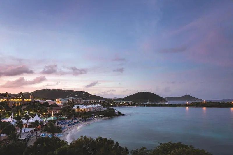 Abendliche Aussicht auf die Bucht und Hügel bei The Ritz-Carlton St. Thomas