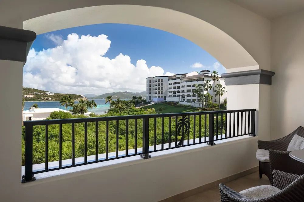 Blick vom Balkon auf die grüne Landschaft und das Meer