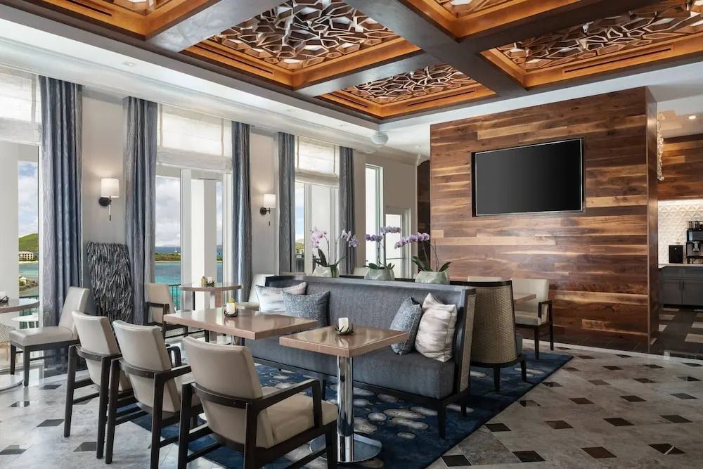 Luxuriöse Lounge mit eleganten Sitzmöbeln und Holzverkleidungen