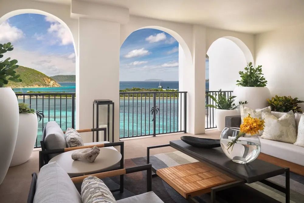 Luxuriöse Terrasse mit Blick auf das Meer und stilvollen Loungemöbeln