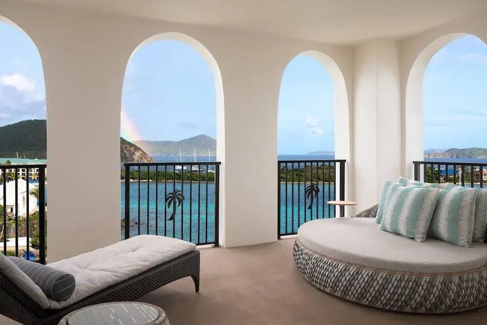 Gemütliche Sitzgelegenheit auf einem Balkon mit herrlichem Blick auf das Meer