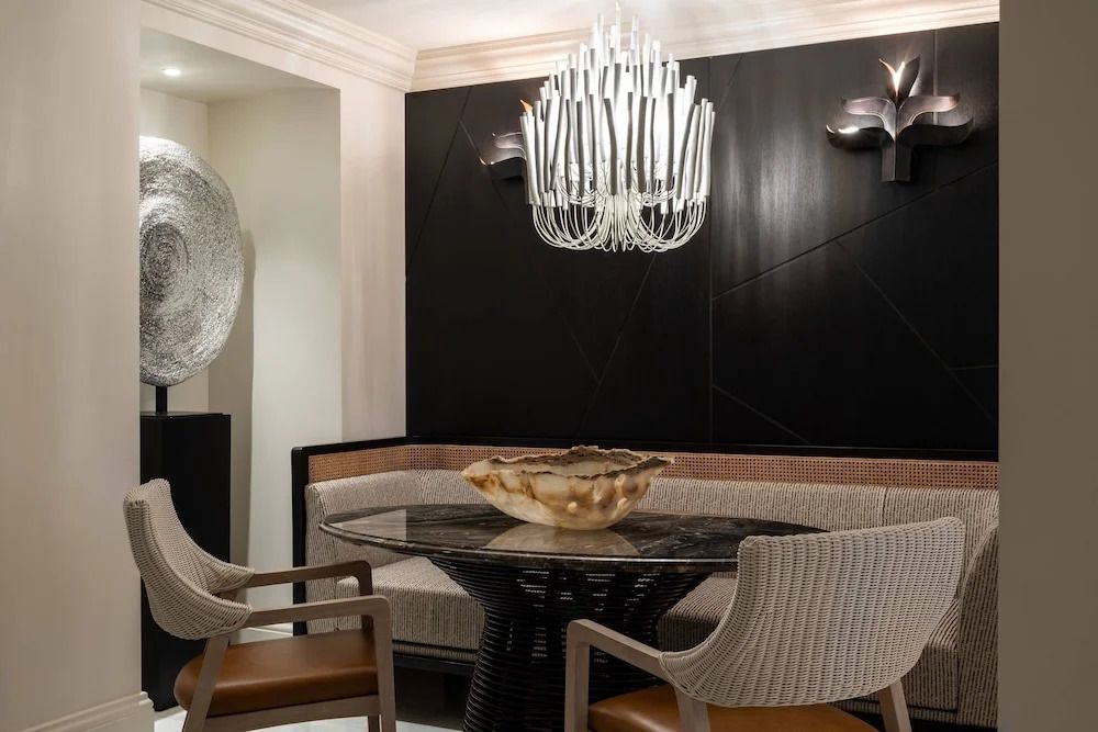 Elegantes Esszimmer mit stilvollen Möbeln und moderner Dekoration