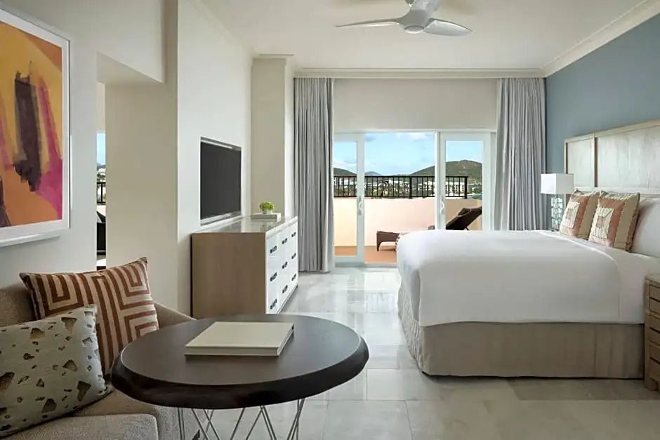 Helles Zimmer mit Balkon und Meerblick im Ritz-Carlton St. Thomas