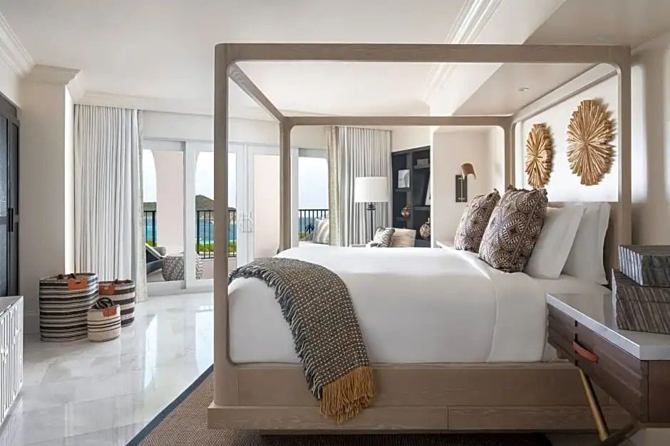 Zimmer mit Himmelbett und modernem Design im Ritz-Carlton St. Thomas