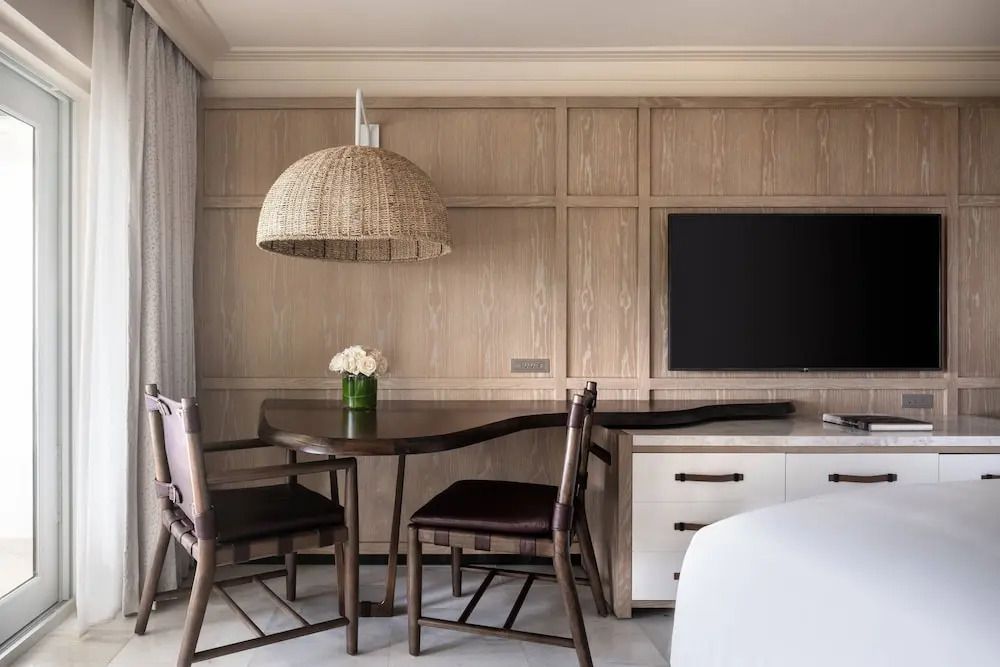 Eleganter Schreibtischbereich mit stilvoller Beleuchtung in einem Hotelzimmer
