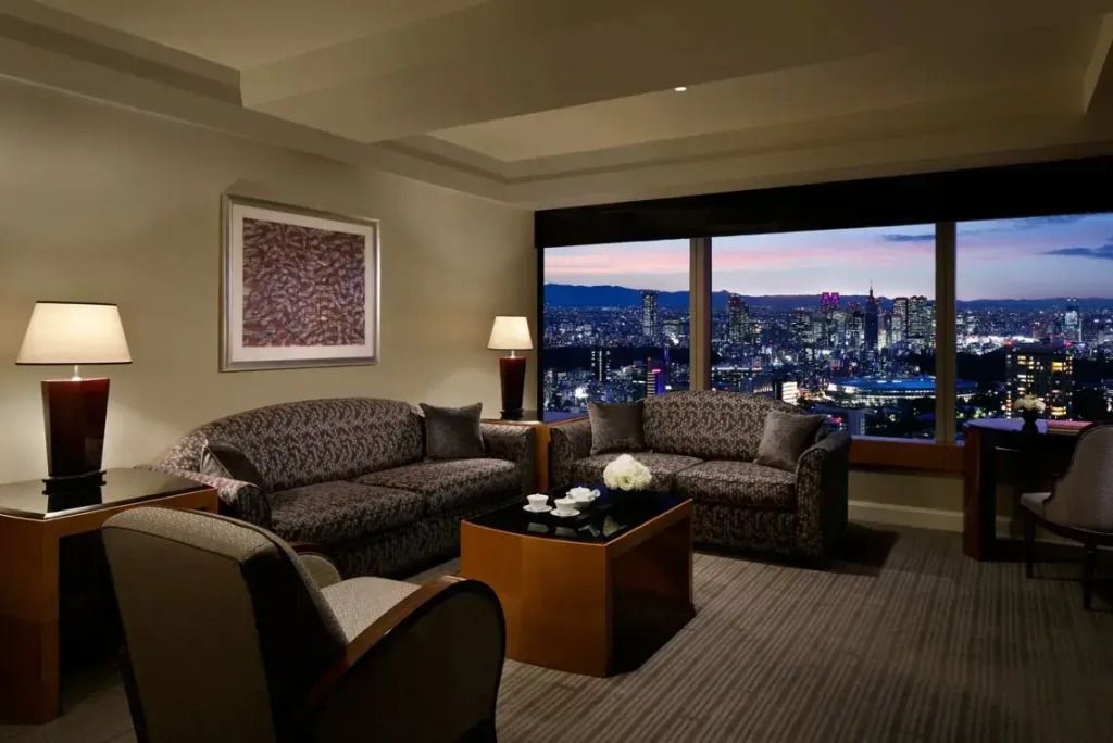 Wohnbereich der Suite mit modernen Sofas und Panoramablick
