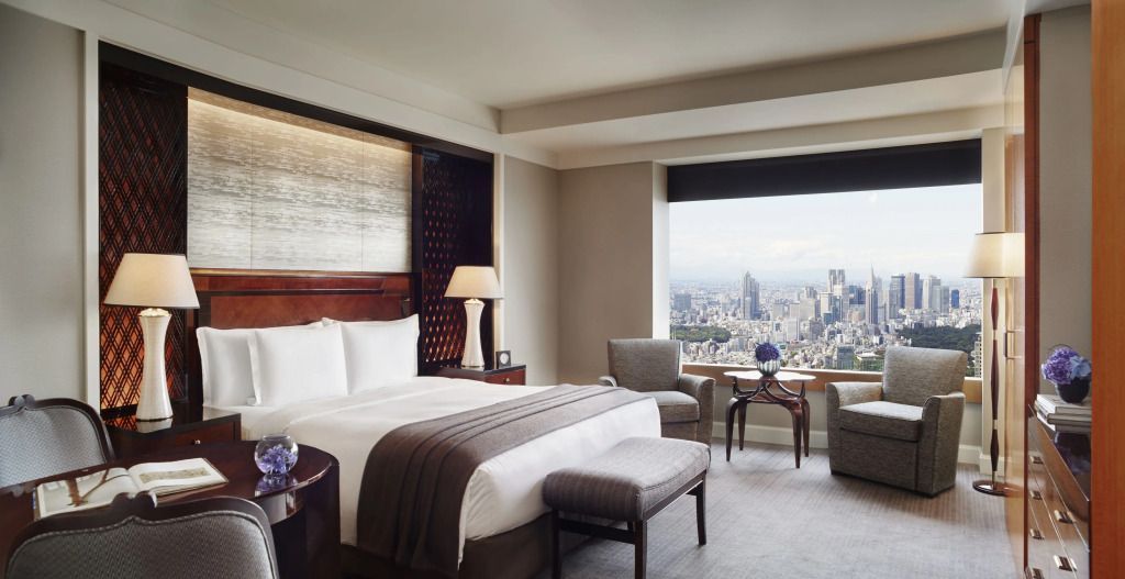 Luxuriöses Zimmer mit Doppelbett und Panoramablick auf die Stadt Tokyo.