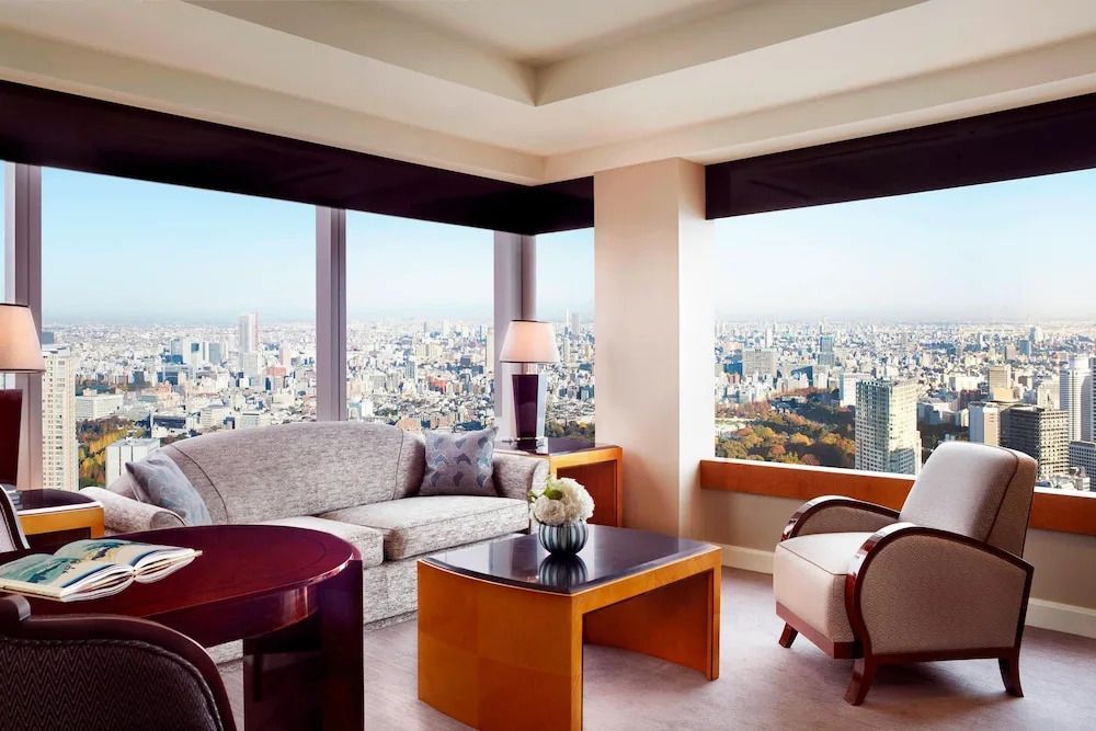 Wohnbereich mit Panoramafenster und stilvoller Einrichtung in der Suite.