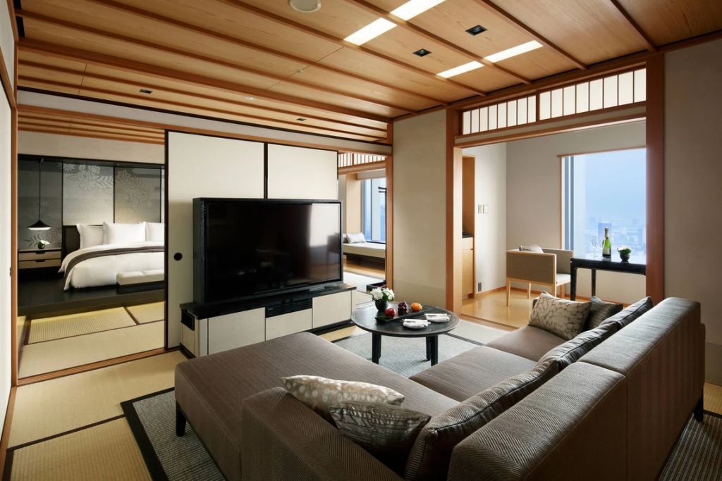 Luxuriöse japanische Suite mit modernem Wohnzimmer und traditionellem Tatami-Bereich