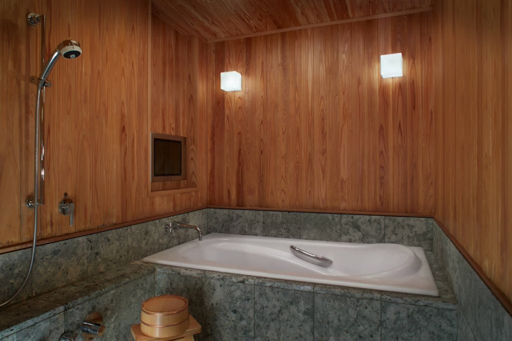 Holzgetäfeltes Badezimmer mit tiefer Badewanne und edlem Design