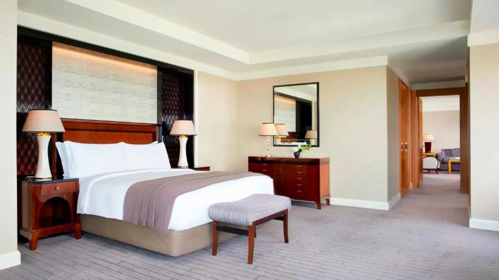 Luxuriöse Suite mit Doppelbett, eleganten Möbeln und stilvollem Spiegel