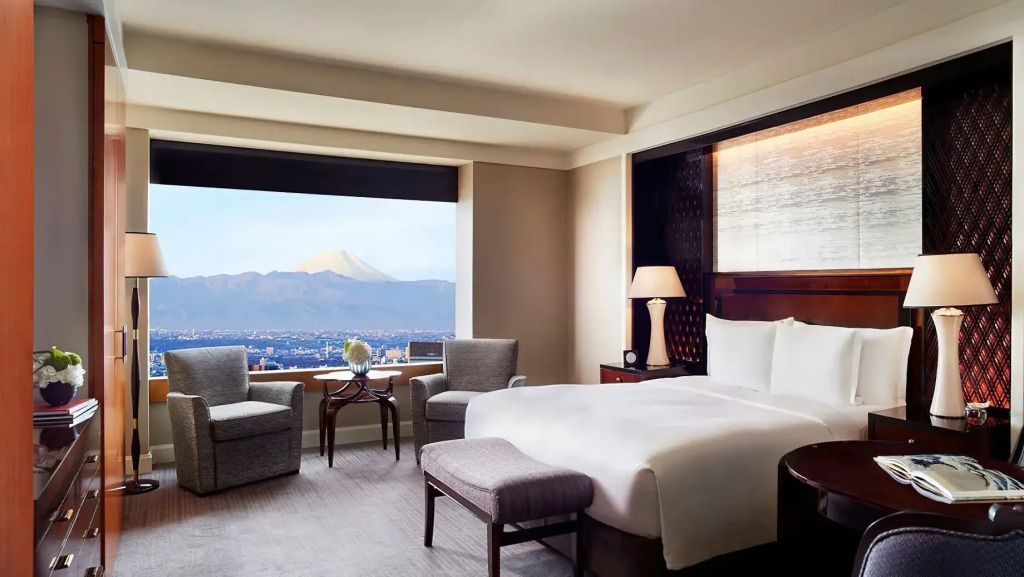 Zimmer mit atemberaubendem Blick auf den Berg Fuji durch großes Fenster