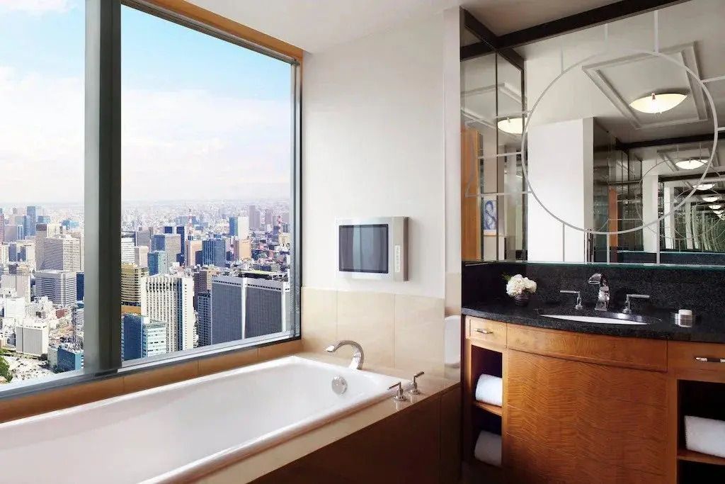 Badezimmer mit Badewanne und spektakulärem Stadtblick