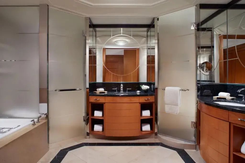 Luxuriöses Badezimmer mit modernen Waschbecken und großzügigem Spiegel