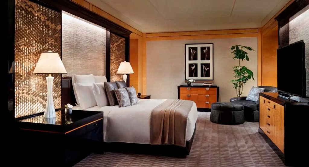 Luxuriös eingerichtetes Schlafzimmer mit gemütlicher Sitzecke