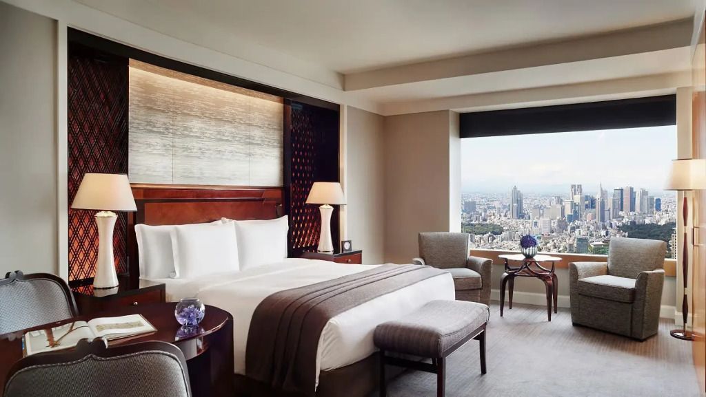 Helles Schlafzimmer mit Panoramafenster und Blick auf Tokio