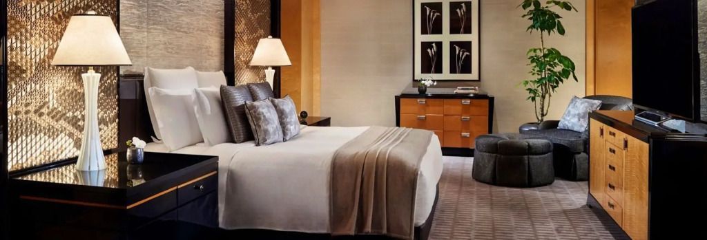 Geschmackvoll eingerichtetes Zimmer mit großem Bett und stilvollen Möbeln.