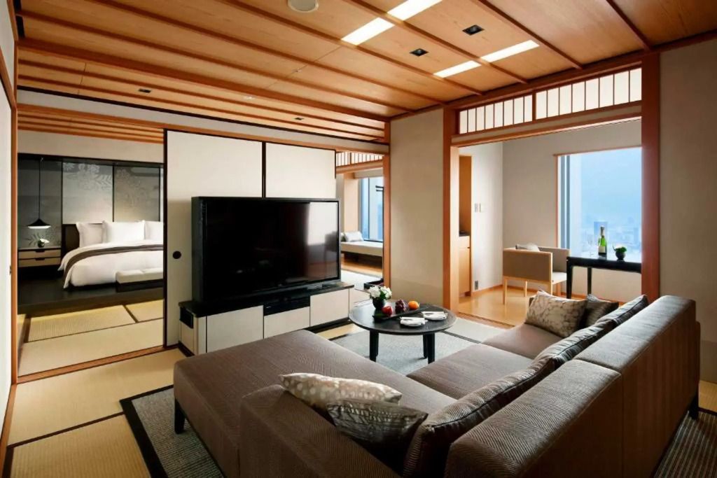Wohnbereich mit traditionellem japanischen Design und moderner Ausstattung.