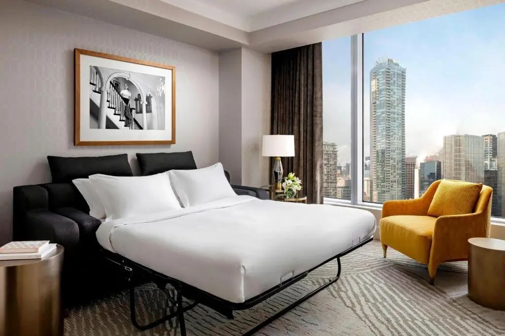 Elegante Sitzecke mit Sofa und Stadtblick aus der Suite im Ritz-Carlton Toronto