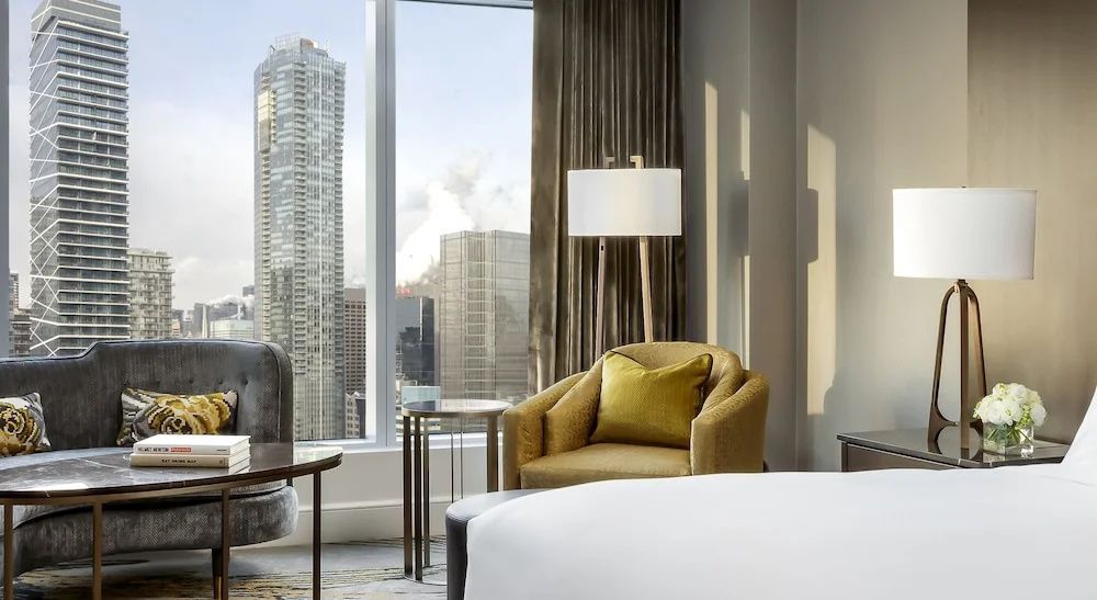 Bequeme Sitzecke im Club Doppel Zimmer mit Blick auf die Skyline von Toronto