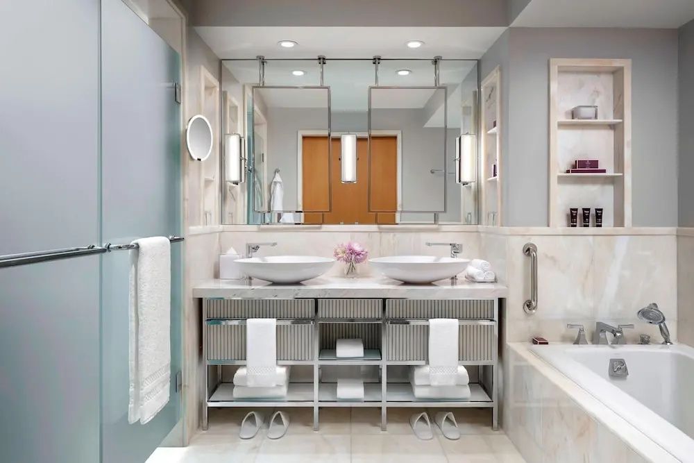Modernes Badezimmer mit Doppelwaschbecken im Ritz-Carlton Toronto