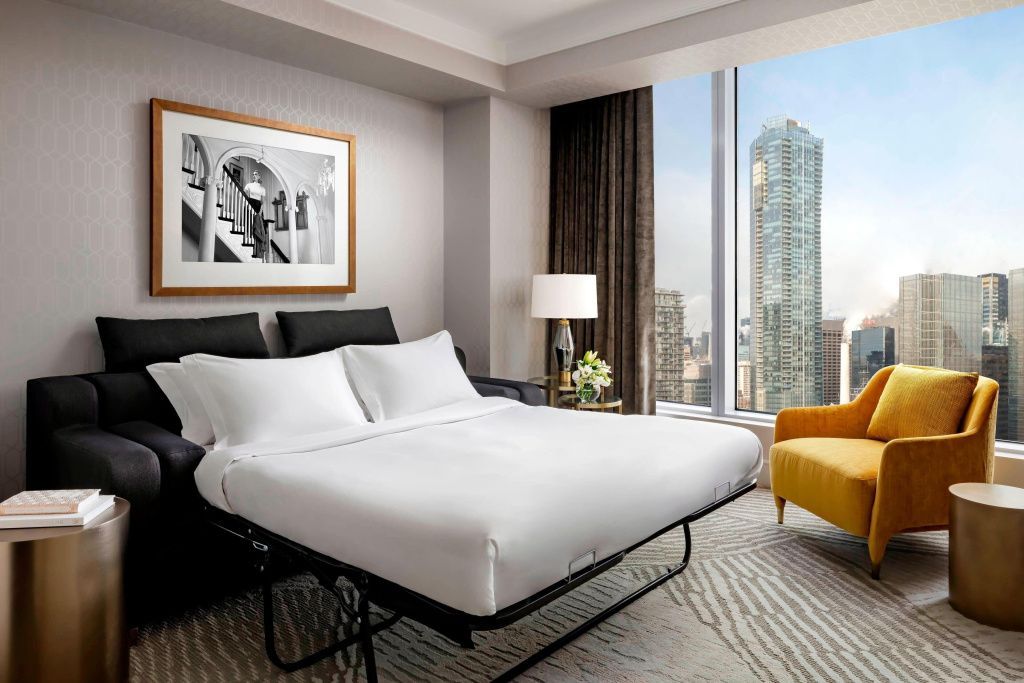 Schlafsofa im Zimmer mit Blick auf die Skyline von Toronto
