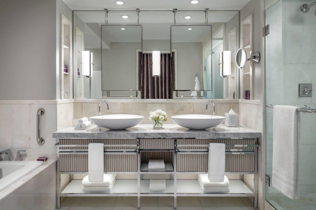 Modernes Badezimmer mit zwei Waschbecken und eleganter Beleuchtung