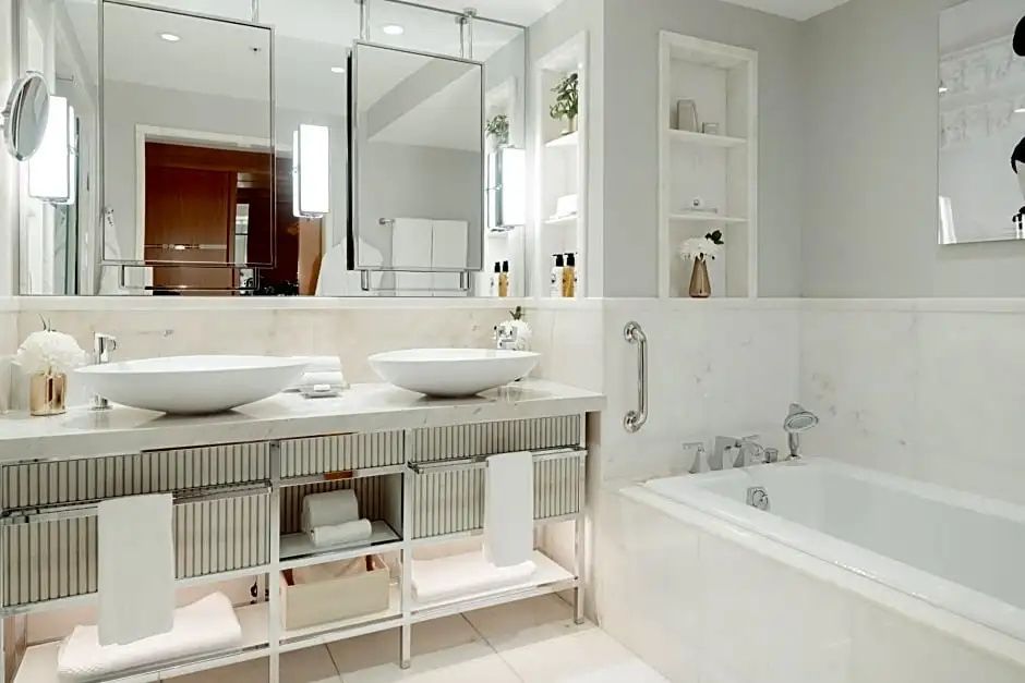 Helles Badezimmer mit Doppelwaschbecken und Designer-Badewanne