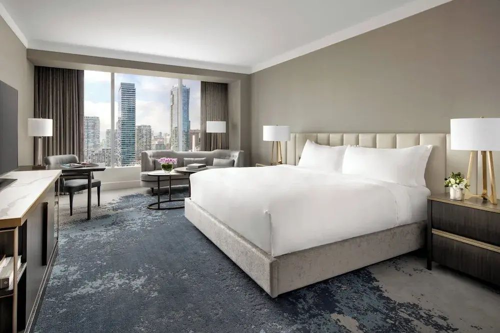 Elegantes Doppelzimmer mit Stadtblick und großem Bett im Ritz-Carlton Toronto