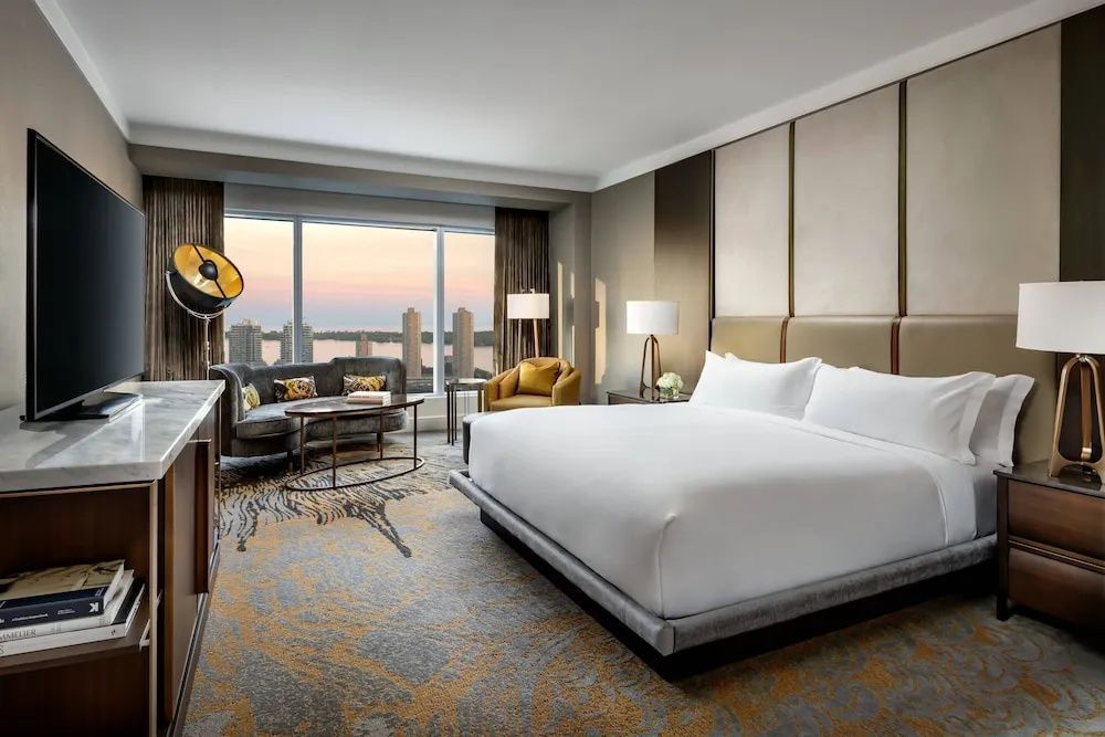 Luxuriöses Schlafzimmer mit großem Fenster und atemberaubender Aussicht im Ritz-Carlton Toronto