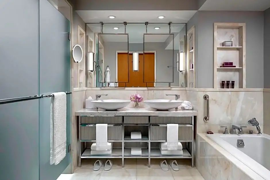 Elegantes Badezimmer mit Doppelwaschbecken und moderner Ausstattung