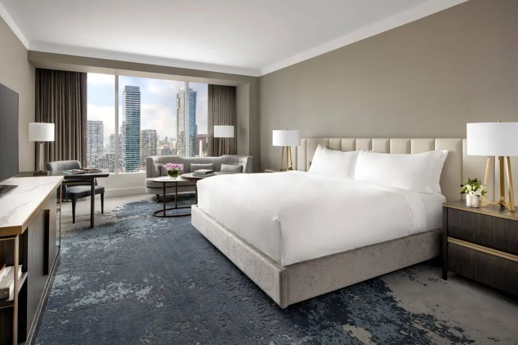Großes, elegantes Schlafzimmer mit Stadtblick in der Family Connecting Suite