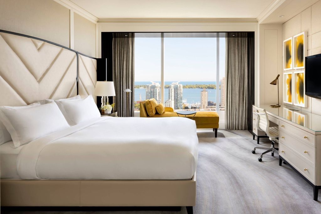 Elegantes Schlafzimmer mit großem Fenster und Stadtblick im Ritz-Carlton Toronto