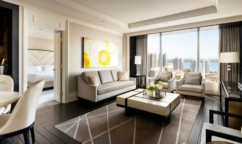 Geräumiges Wohnzimmer mit moderner Kunst und Panoramablick im Ritz-Carlton Toronto