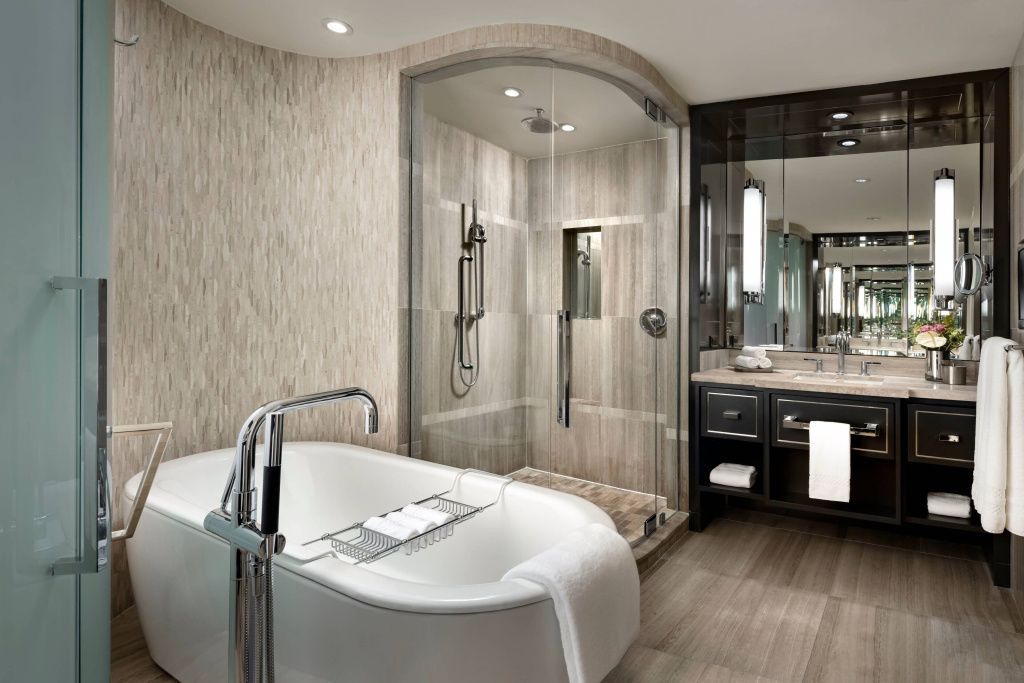 Modernes Badezimmer mit Badewanne und Glasdusche im Ritz-Carlton Toronto