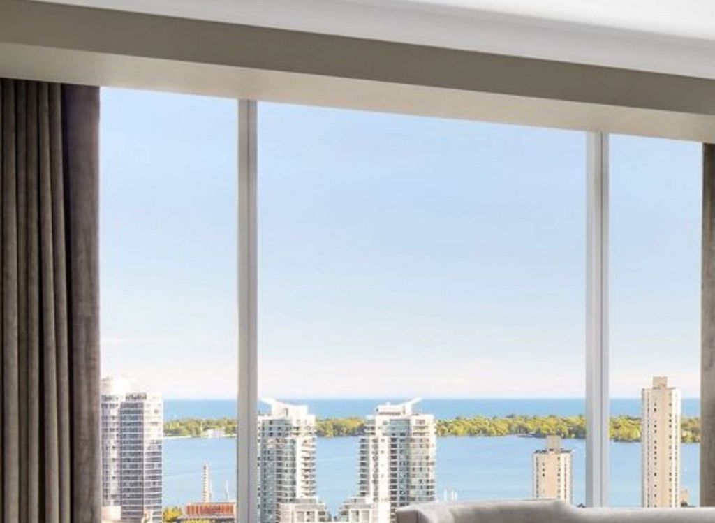 Panoramablick auf die Stadt Toronto von einem großen Fenster im Ritz-Carlton Toronto