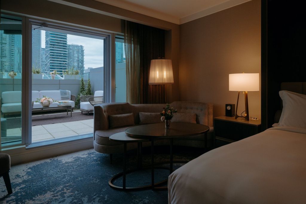 Gemütliches Hotelzimmer mit Sitzecke und Zugang zu einer Terrasse