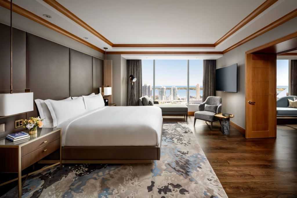 Luxuriöses Schlafzimmer mit Doppelbett und Panoramablick aus dem Fenster.