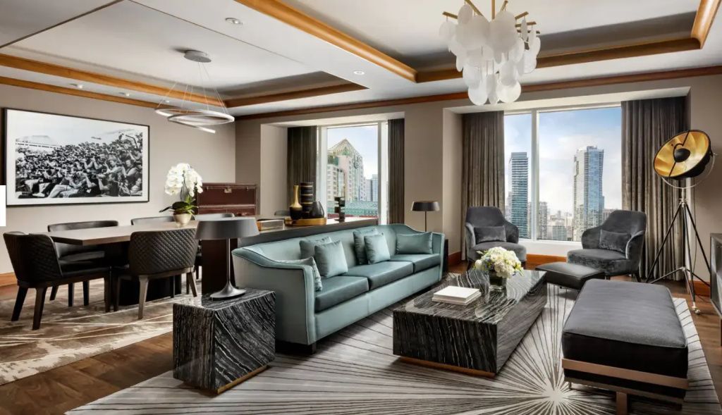 Geräumiges Wohnzimmer mit moderner Einrichtung und Stadtblick